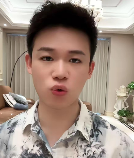 就孟贺这张嘴没个把门的，一个劲儿的老蟑螂啊老蟑螂母子的，不封你封谁啊！今天抖爸