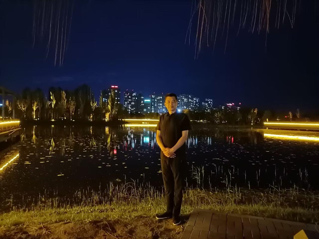 鹧鸪天：闲吟文/原点皆是天涯沦落人，何来烦恼向红尘。东风尚有怜花意，