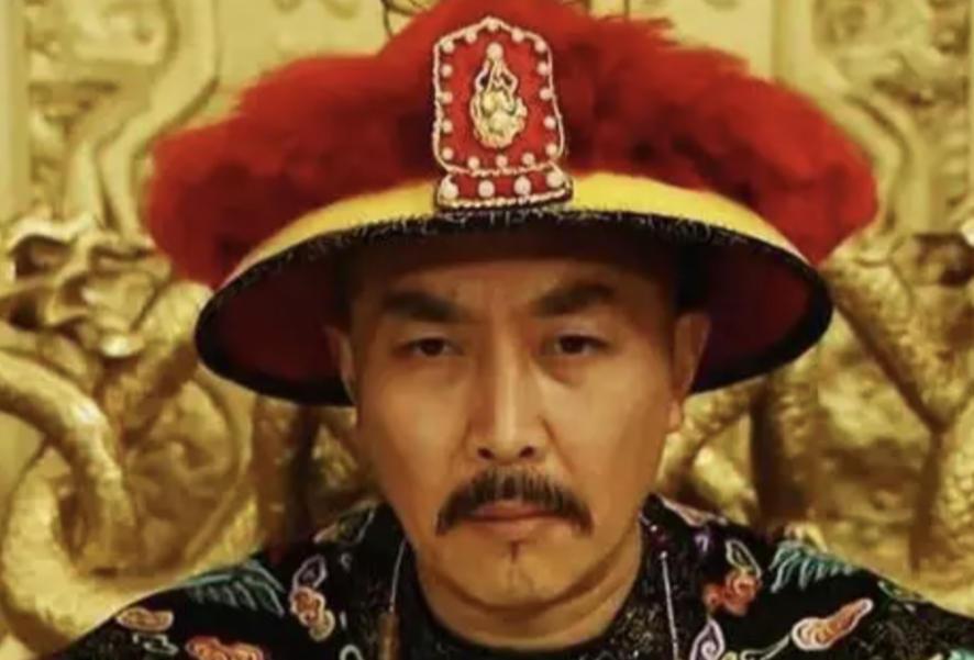 1735年10月8日深夜，57岁雍正突然死在距京20公里的圆明园，从得病到死亡，