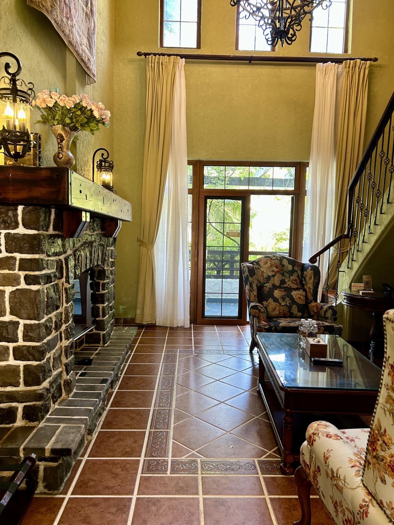 曾经的三亚海景房高不可攀，但这两年下跌后，让普通人也有机会实现梦想了，看上了三亚