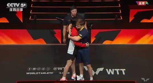 看到王皓指导和王楚钦退场时的背影，好难过好心疼，他们此刻是那么的无依无靠的孤单，