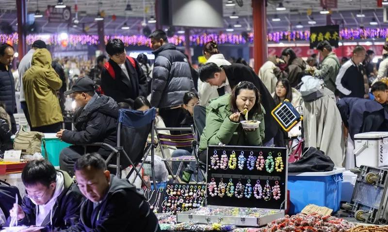 现在古玩市场还有捡漏机会吗？这还真不好说。在古玩圈，捡漏就是用低于实际价值的价格