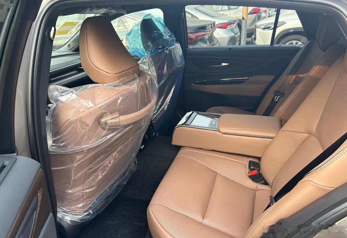 小梁说车体验一下全新的皇冠这辆车从当初的提车困难到现在降价提车也反映了消费者现