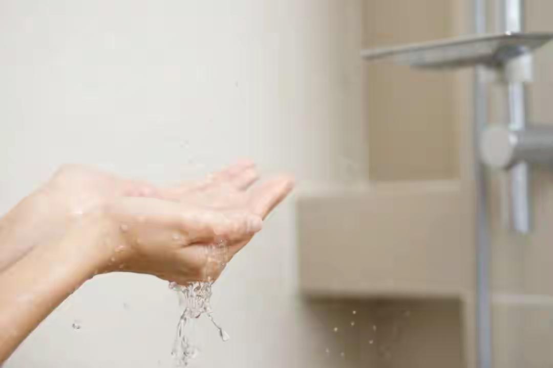 为什么冬天洗澡别太“勤”？冬天，寒风刺骨，温暖的浴缸或热水澡成了许多人抵御寒