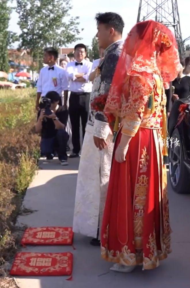 山东济宁鱼台县，一幕看哭无数网友。一位新娘出嫁当日，身着嫁衣、头戴红盖头，独自来