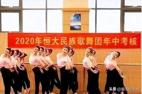 2009年，恒大成功上市之后，许家印就开始朝着文体圈进军了。2010年，恒大干