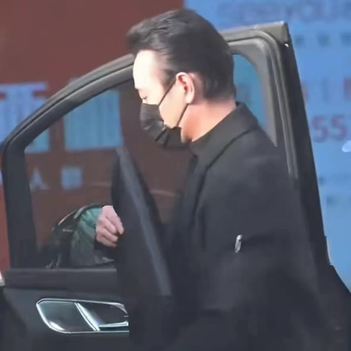 罗晋是真的老了，这次镜头里的罗晋，鬓角都秃了，发际线更是上移的厉害，露出整个