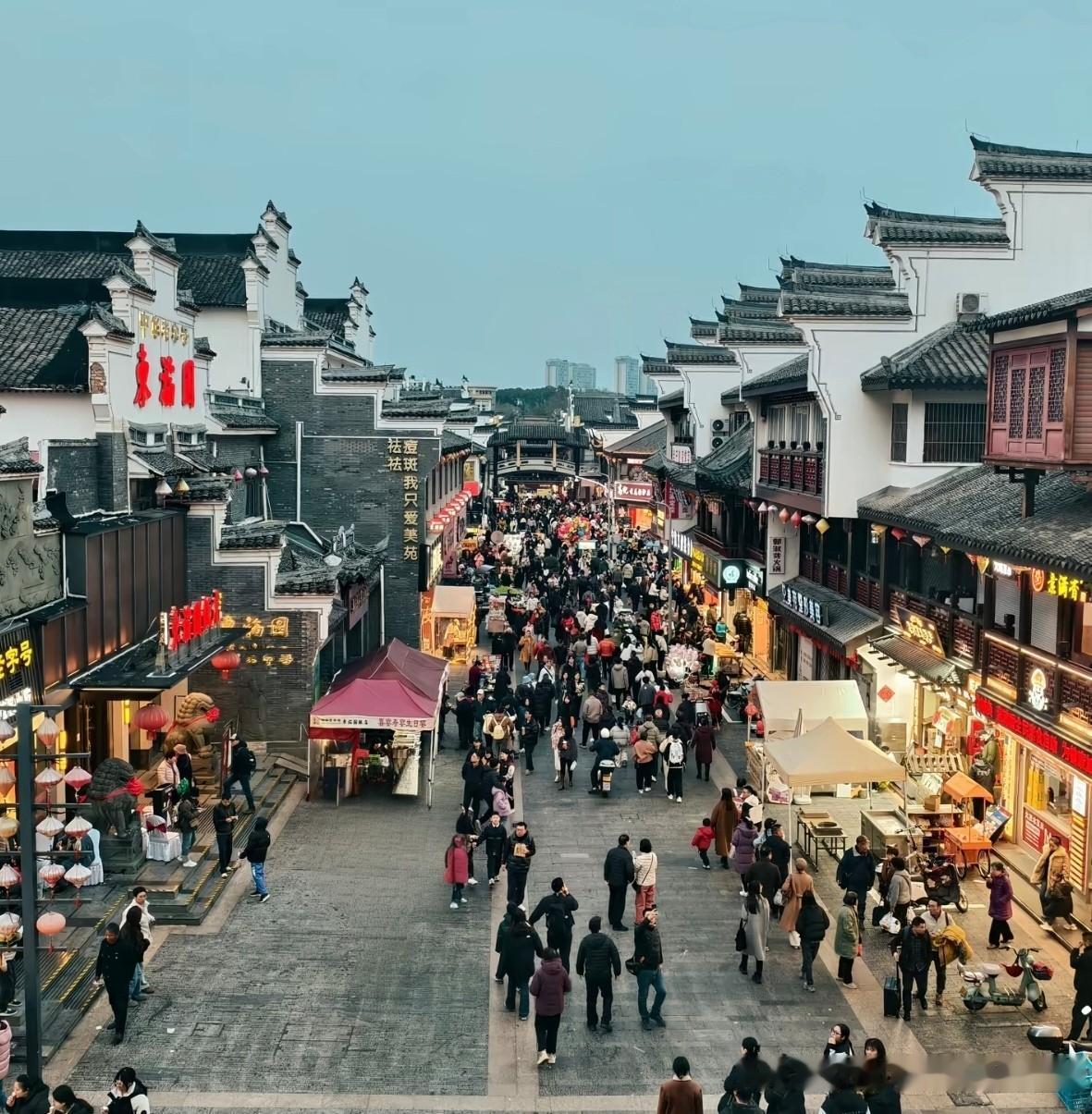 看图猜猜，这是哪座城市的商业街区？可以提示一下：这是位于江浙沪区域的一座城市，市