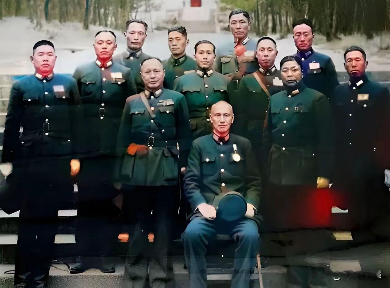 他一个人坐在前面，其他的人都站在他的后面，这种做法本身就是非常不接地气的，但是他