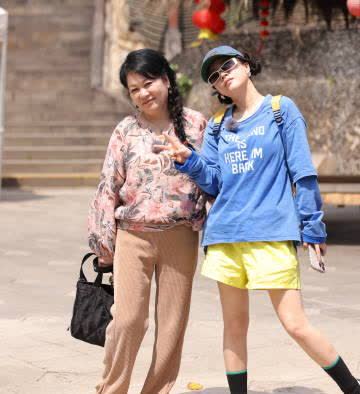 邓传理问李嘉格妈妈薄永霞说，你女婿是不是长的很帅？薄永霞：我也是醉了，你没看过？