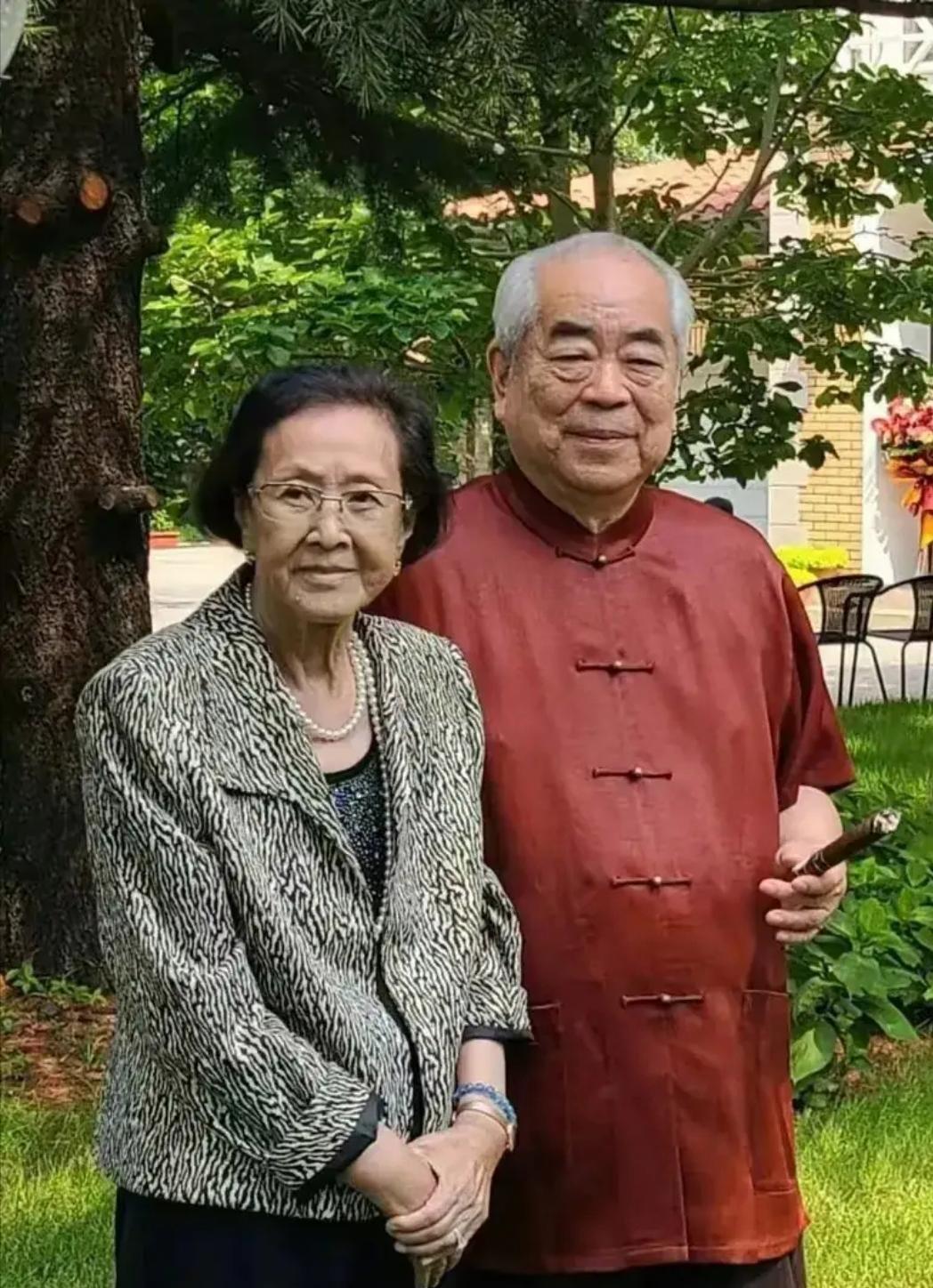 范曾当年去朋友须尊德家吃饭，一眼就看中了人家的妻子张桂云。那时候张桂云已经是三个