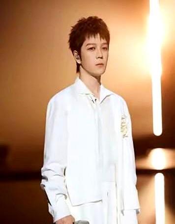 0713一票难求？当年笑他们“糊穿地心”的人，脸现在还在肿！苏醒开场第一句话