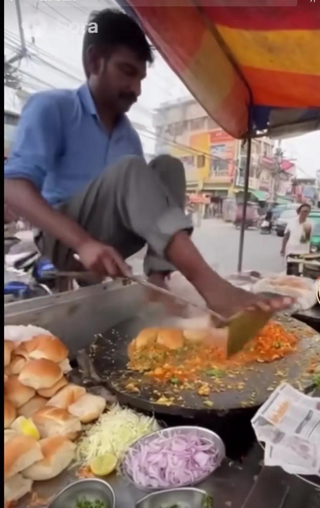 印度人的街头美食“洋葱炒饭”，全程用脚踩、用脚揉，中国人看着都恶心，可印度人吃得