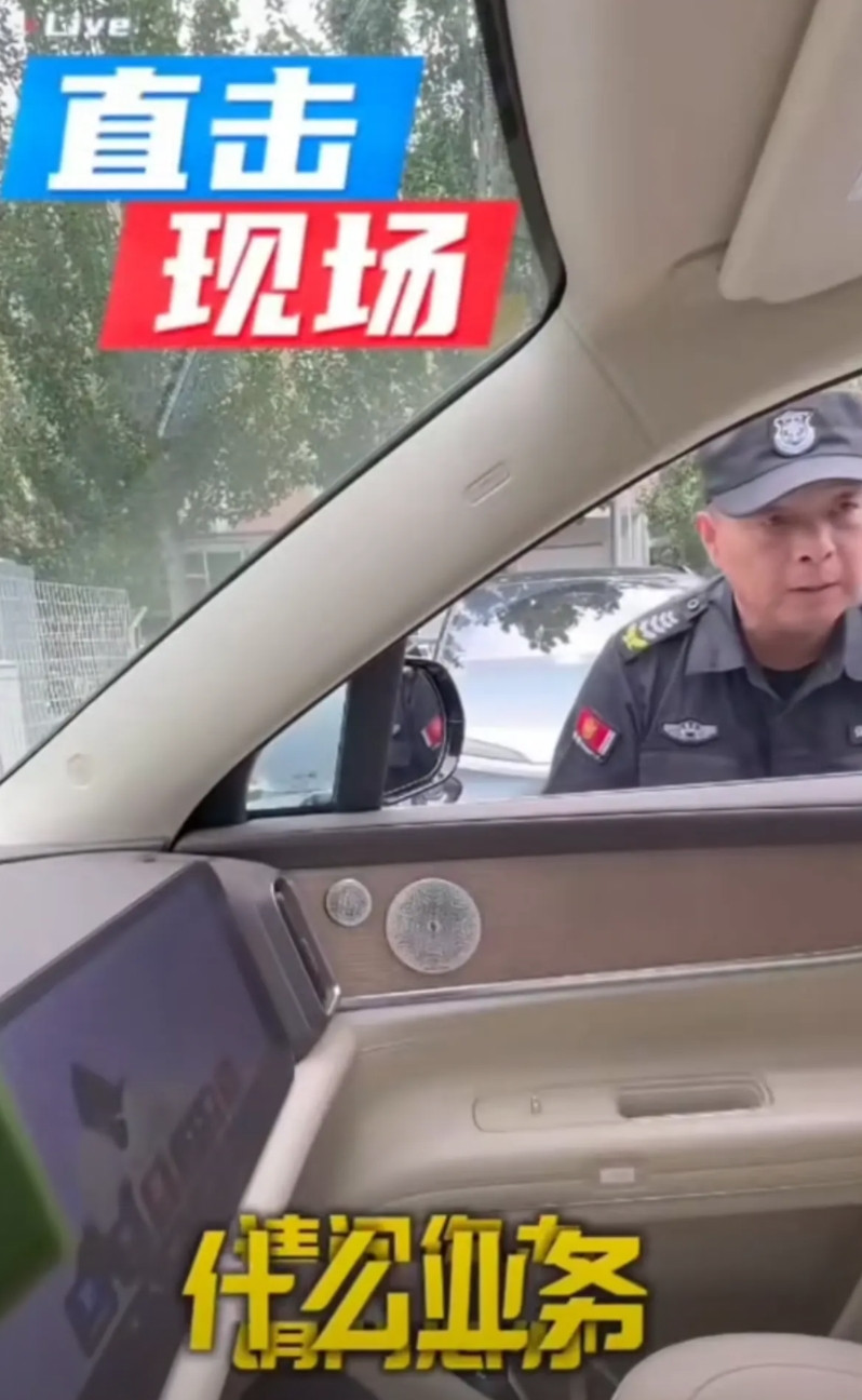 请教一下问界车主，服务真的有这么好吗？刷视频男子开着一辆问界M9到鸿蒙智行店