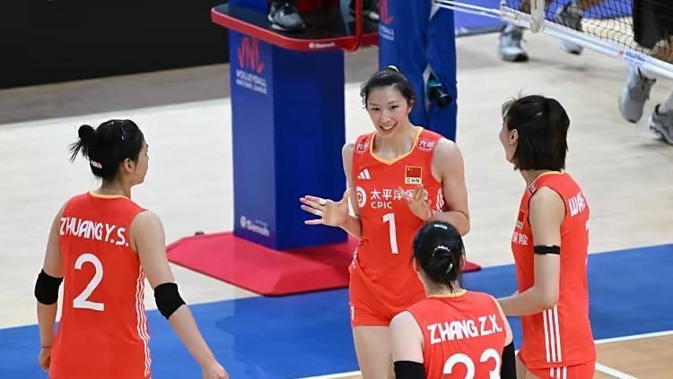 截止到7月18日，女排最新世界前10如下[玫瑰]1，意大利女排（主教练：贝拉