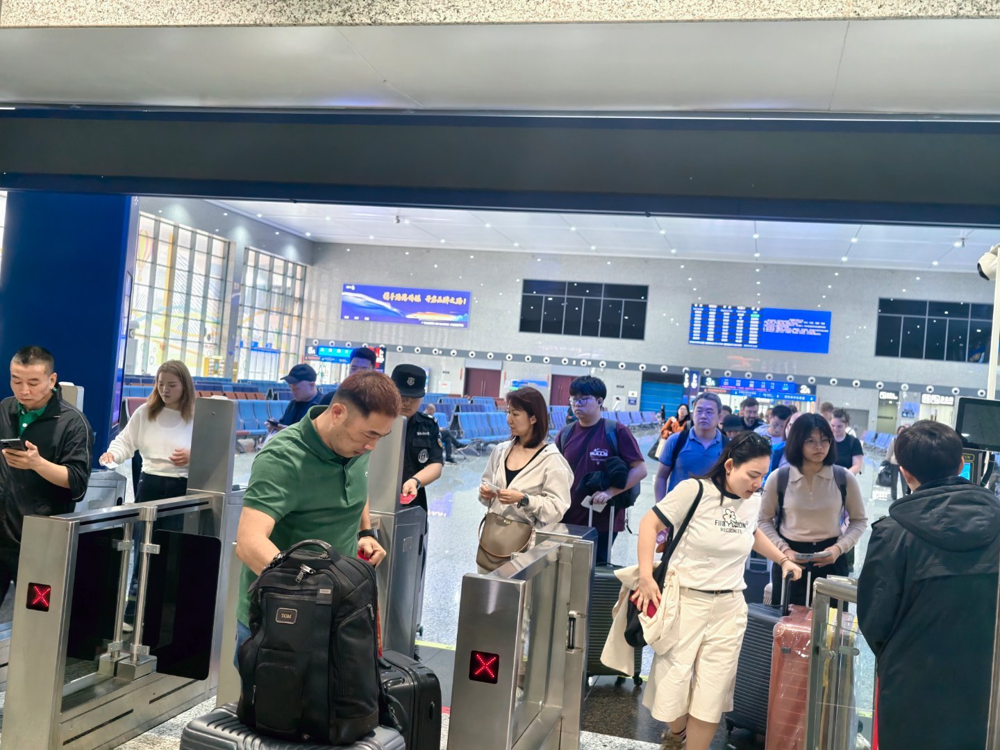 去成都的动车，排队，发现有一条队伍排的非常长走进了才发现，这些人拿的都是护照…因