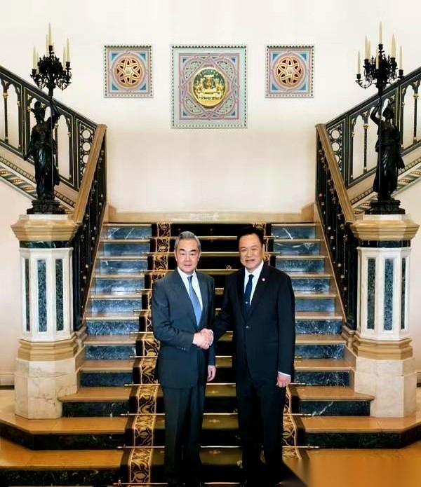 泰国总理跟咱们外长王毅那场会面，有点东西。车队稳稳停下，总理阿努廷自己先从驾驶