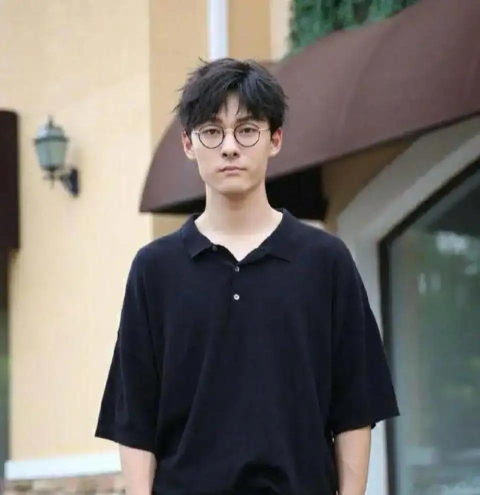 1.张雨剑和吴倩离婚那会，公司也站吴倩这边，算是雪藏了他，结果人家和好了，搞得里