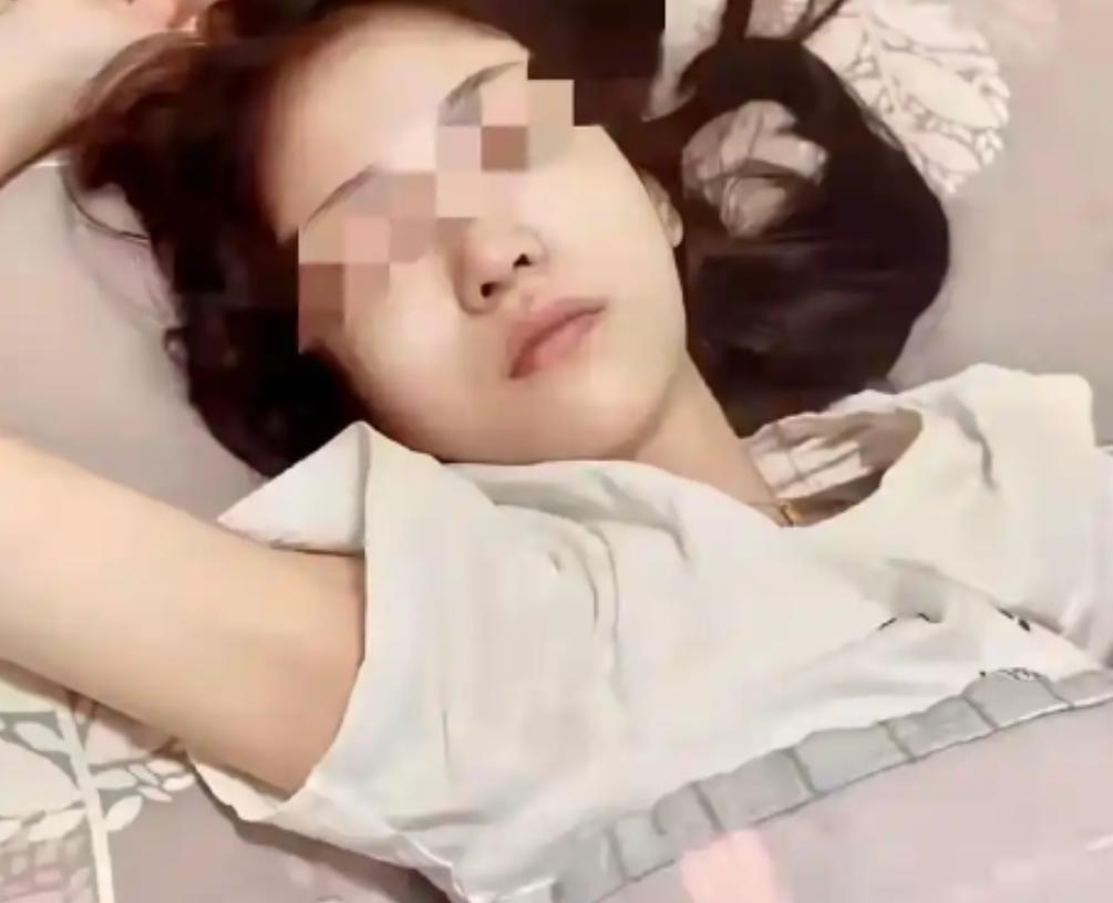 在海南琼海，一个成年男子带着一名13岁的女孩到酒店开房，两人先后发生了两次关系。