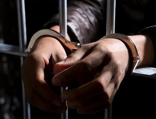 很多人以为，到了那个级别就有了“护身符”。错了！真相是，位置越高，摔得越粉碎！张