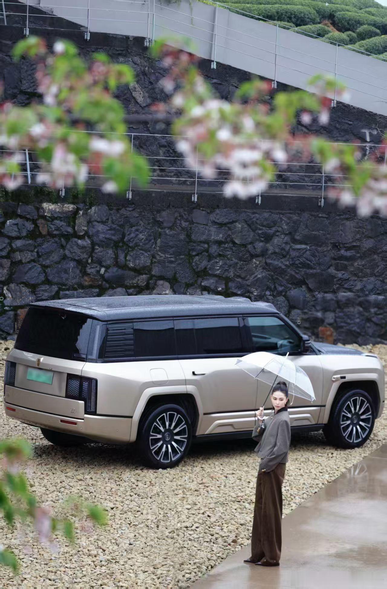 仰望汽车找来了昆凌代言昆凌×仰望U8L天王嫂这个气质人生值得一次仰望昆凌在杭州