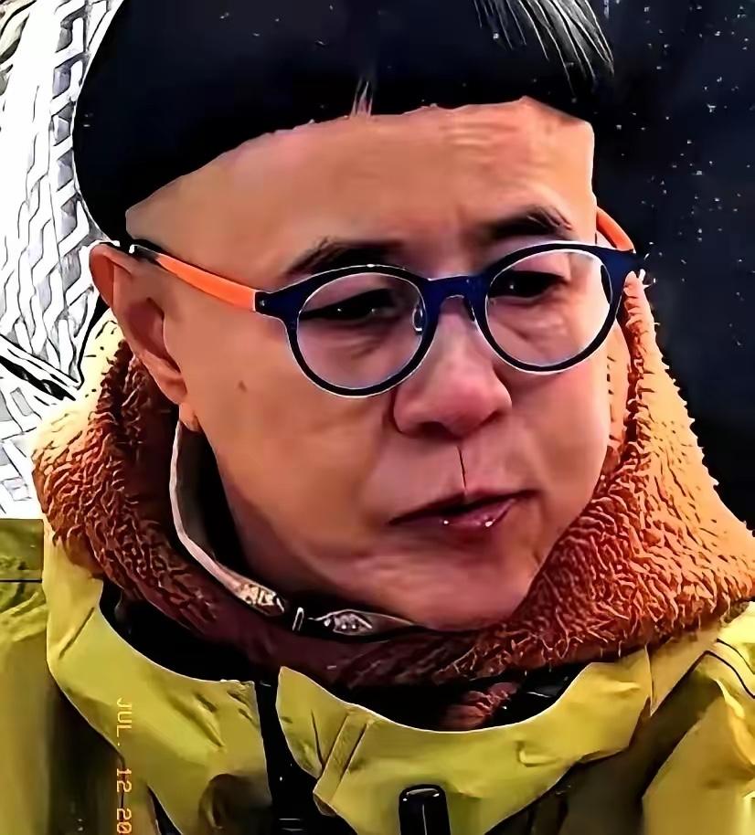 刷到个新闻，差点没把手机捏碎。一个快六十岁的女人，拿着每个月小一万的退休金，买张
