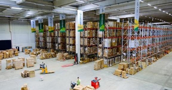 中俄国情是不同的。俄罗斯有粮有油，关起门来饿不死，日子能过，老百姓也没啥高指望。