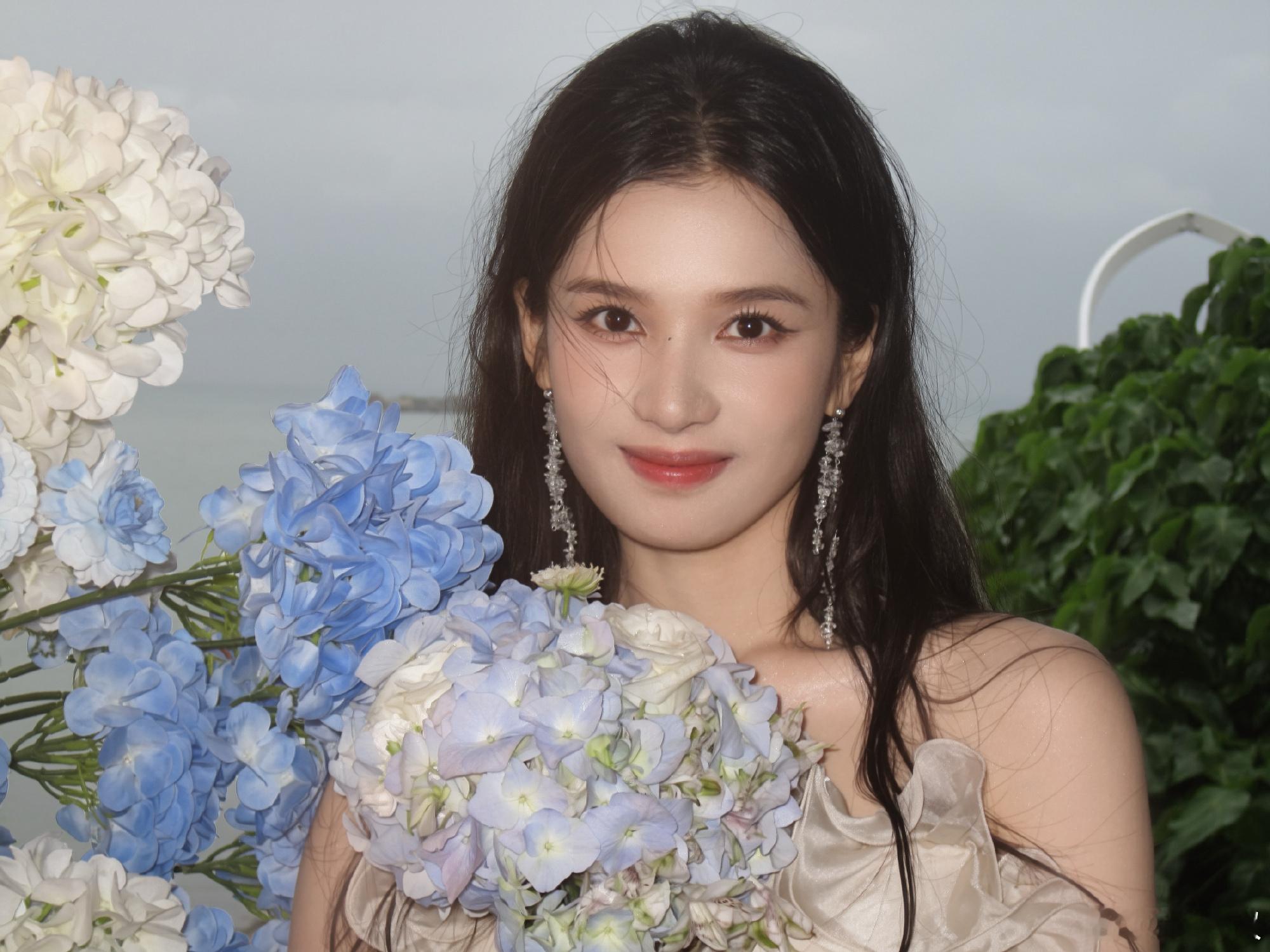 张婧仪洁白的婚纱～