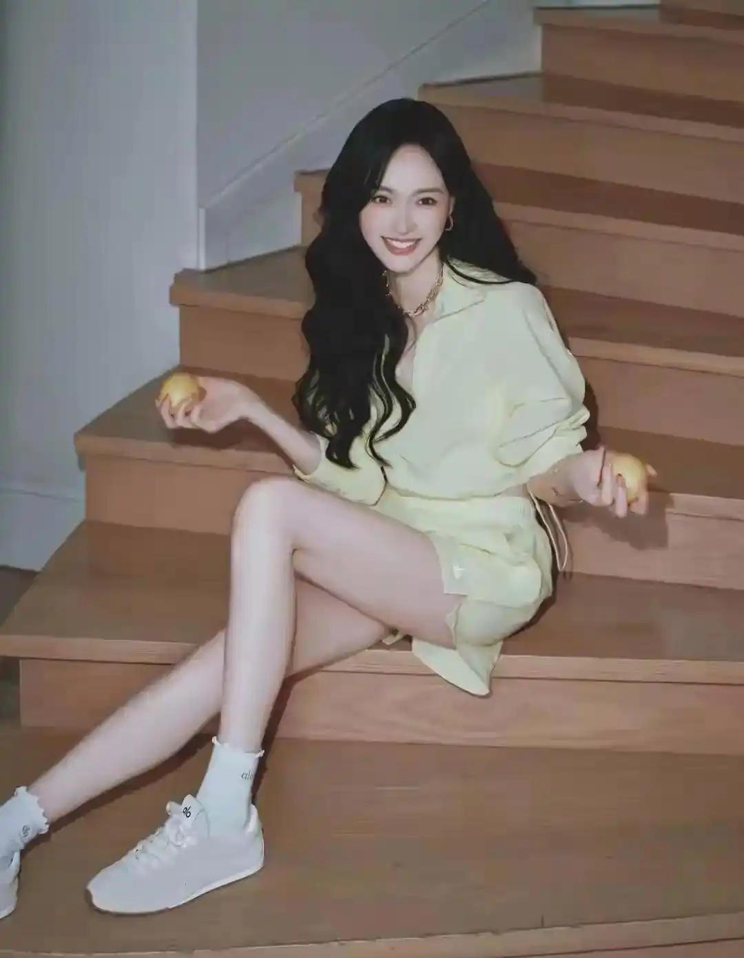 唐嫣这组写真里赤脚造型很自然，整体状态更显松弛