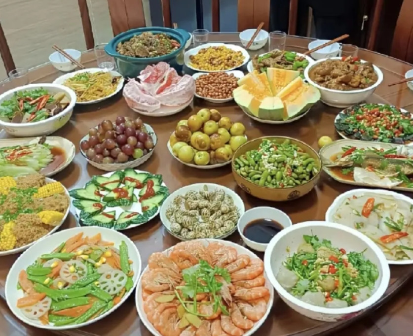 这一桌子菜，收费800贵吗？