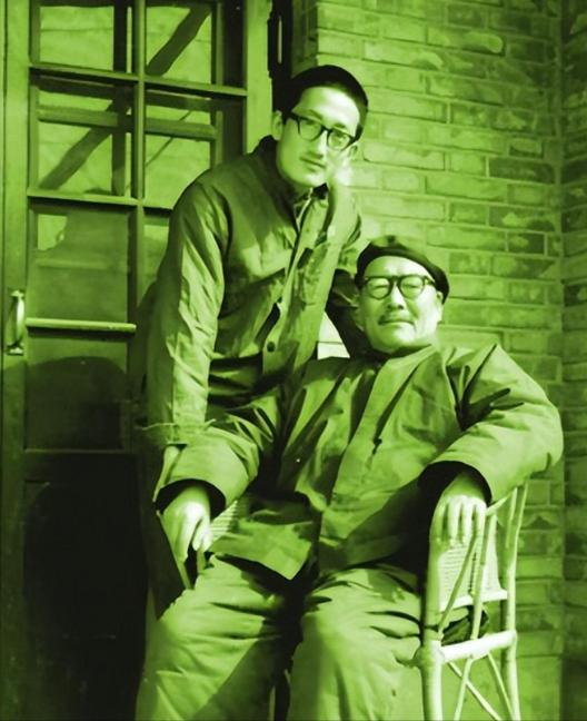 1942年的桂林，韩练成刚刚接受周恩来的秘密任务，成为潜伏在国民党军队内部的“隐