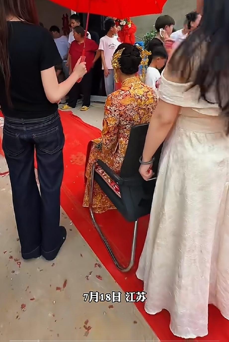 新娘入婆家，意味着从此之后，就要告别少女时代，开启婚姻新生活。新娘进门各地有不同