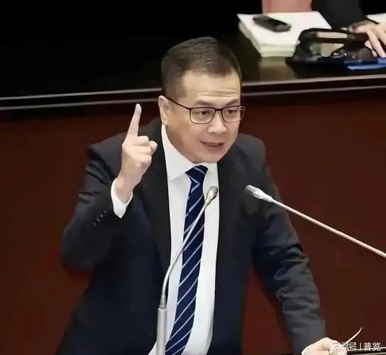 1月14日，台湾地区立法院弹劾赖清德的公听会上，国民党立法院书记罗智强质问：“这