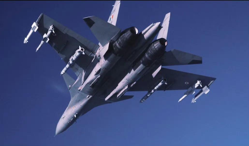 这架印度空军的苏-30MKI战斗机挂载的弹药又多又复杂，质疑机载火控系统能不能兼