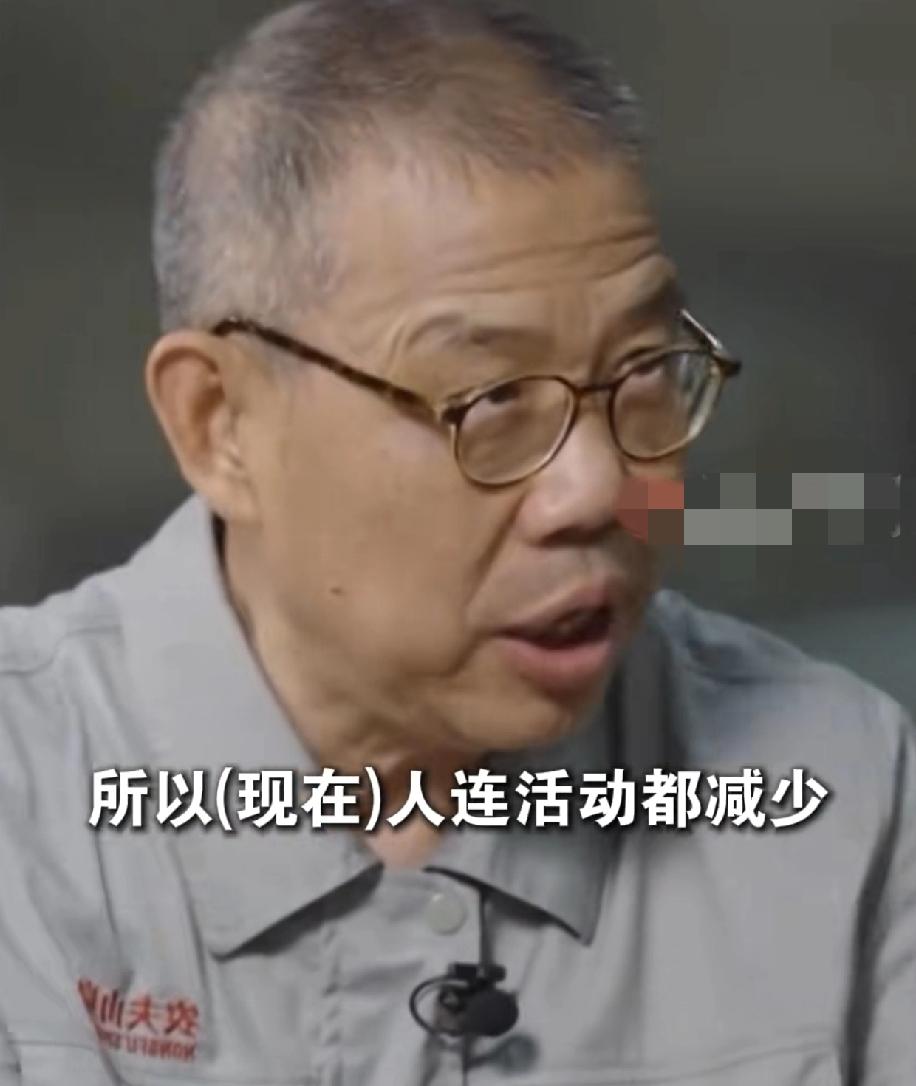 钟首富开始谈电商的危害了最大的危害就是禁锢人的思维，天天在手机上，活动范围少了