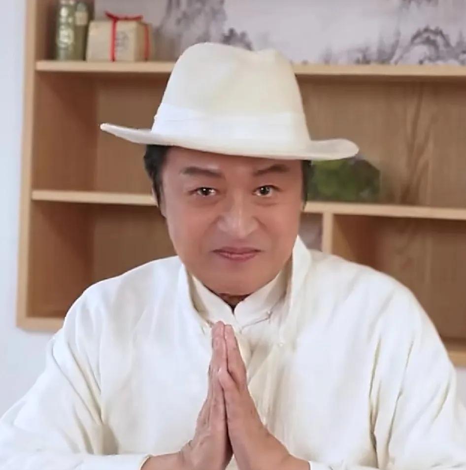 4月8日深夜，64岁的马景涛突然登上热搜。他在西湖茶园谈及往事时情绪激动，眼眶泛