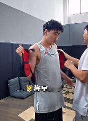 辽宁男篮李虎翼为了提高自己的控球水平，身穿40斤重的马甲负重练习，累的虎子弯腰直