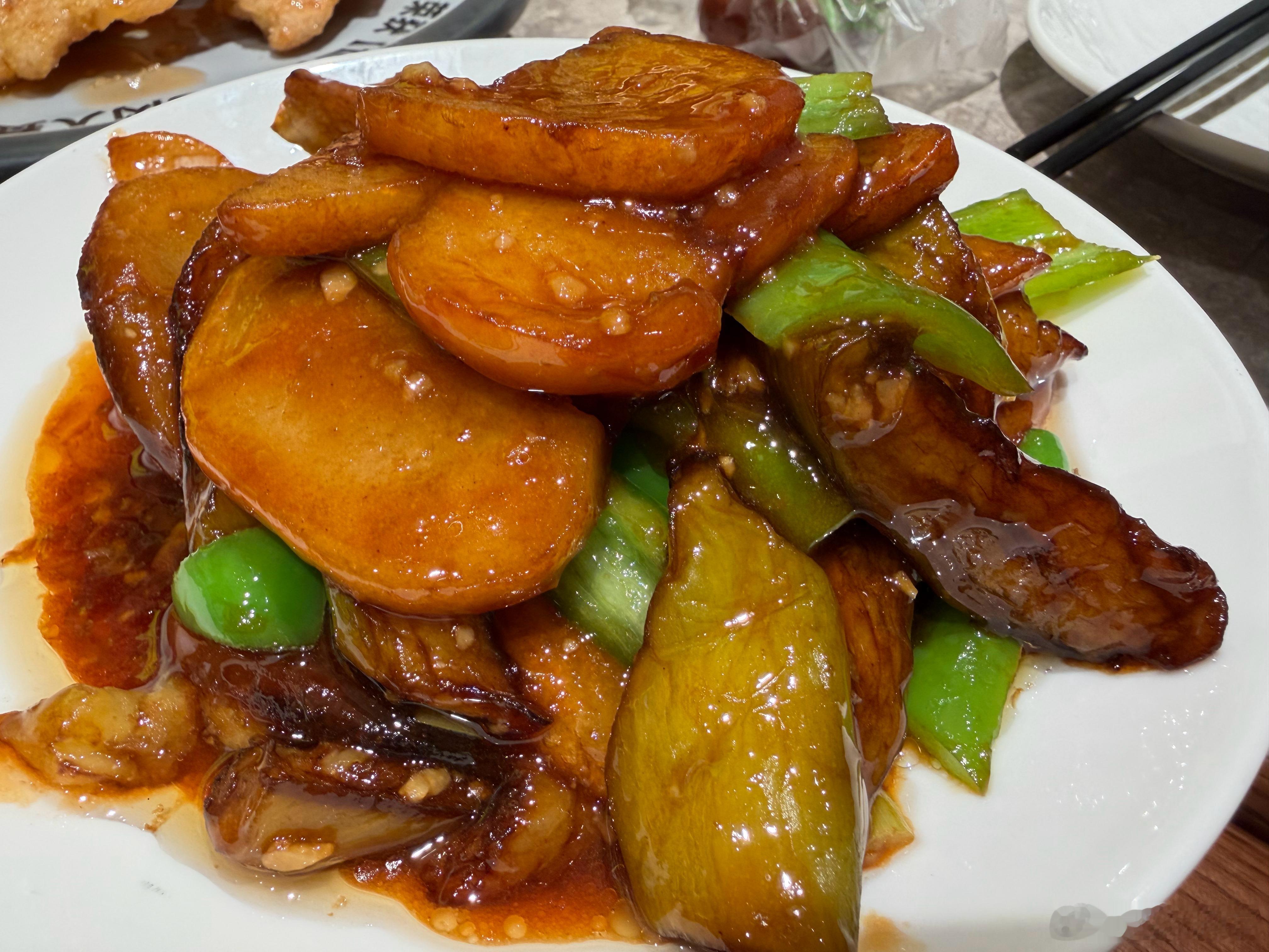 今天和朋友们一起吃饭，点了一家东北菜，推荐锅包肉和猪肉炖粉条，很不错。​​​