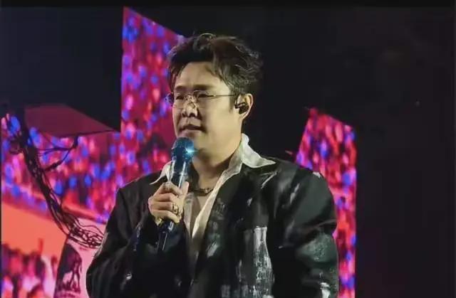 损失太大了。小沈阳沈阳演唱会，做错了一个决定，惹怒了现场的歌迷，只因他把演唱会