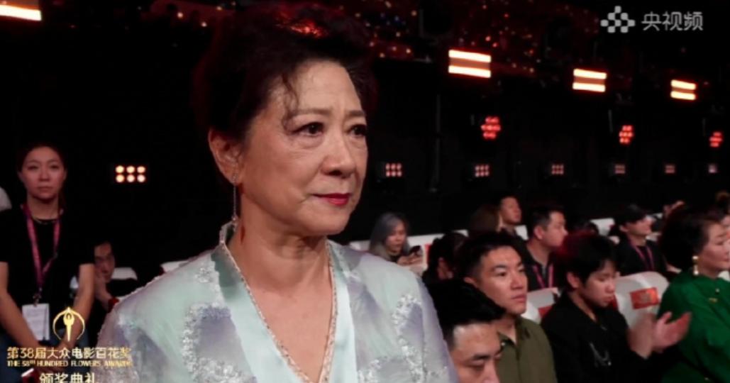 76岁王馥荔眼含泪光，她很骄傲，也很心疼。8月10号北京百花奖颁奖现场，最佳