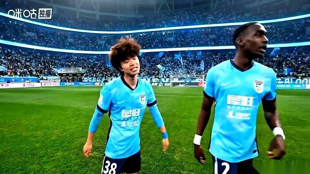 主场大门一开，5万8千人潮水般涌入，呐喊声震得体育场都在颤！这一晚，大连英博又把