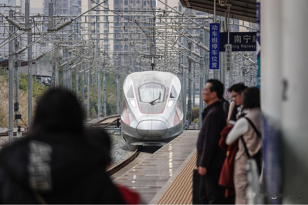 南宁站通报旅客跳轨身亡：120到场15分钟，车内乘客却多等了40分钟一条生命