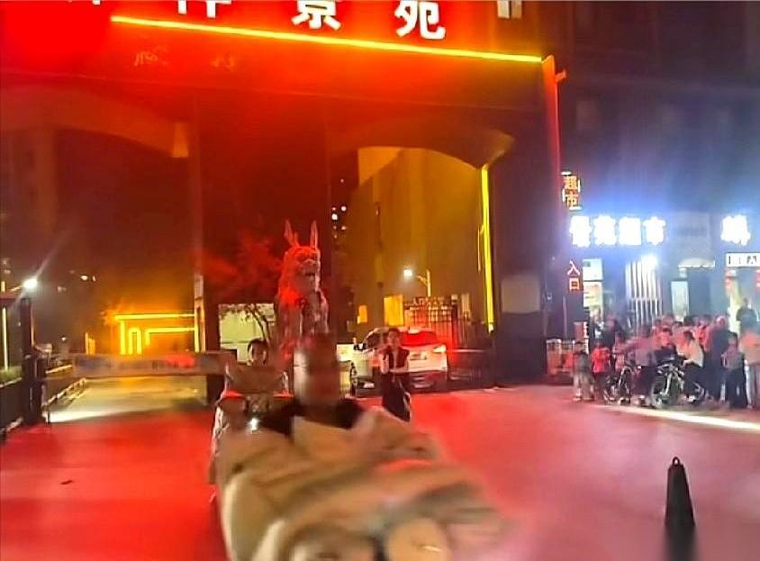 开300多公里车，就为了站人小区楼下喊大喇叭。我跟你说，这事儿要不是把人逼到绝