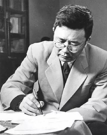 1943年，日军更换电报密码，我国情报人员用时几月无法破解，只能求助华罗庚。华罗