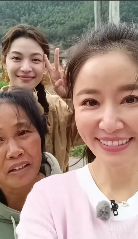 林心如自拍！这么近得镜头的林心如皮肤可真白，又光滑，气色也好，49岁了，还只有一