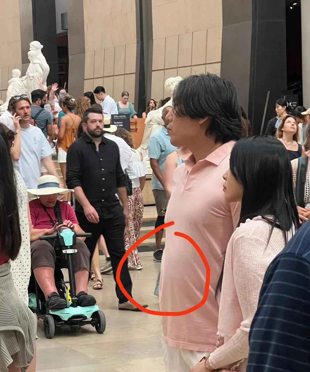 近日，伊能静和老公秦昊牵手现身法国巴黎街头，秦昊头发凌乱不堪，一言难尽，大腹便便