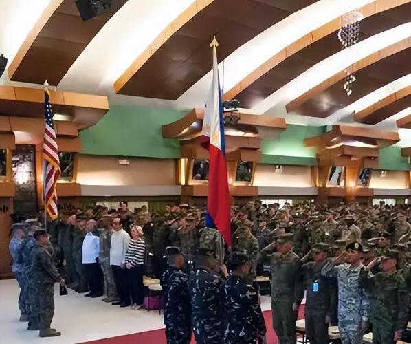 哎哟喂，这两天南海那边可热闹了，简直比过年还喜庆！美菲日哥仨正搁那儿搞什么“肩并