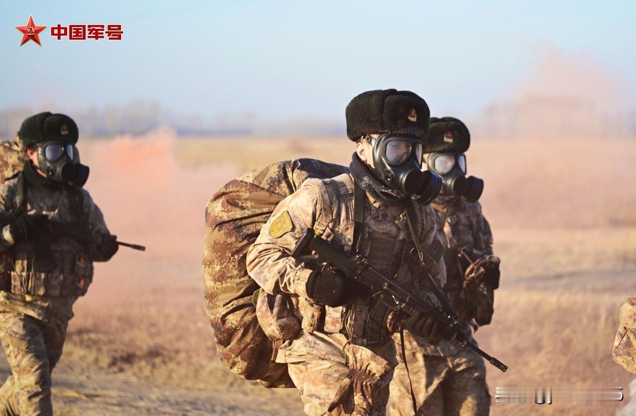 来看看解放军的野营拉练！重温一下！近日，陆军第78集团军紧密结合冬季训练特点，