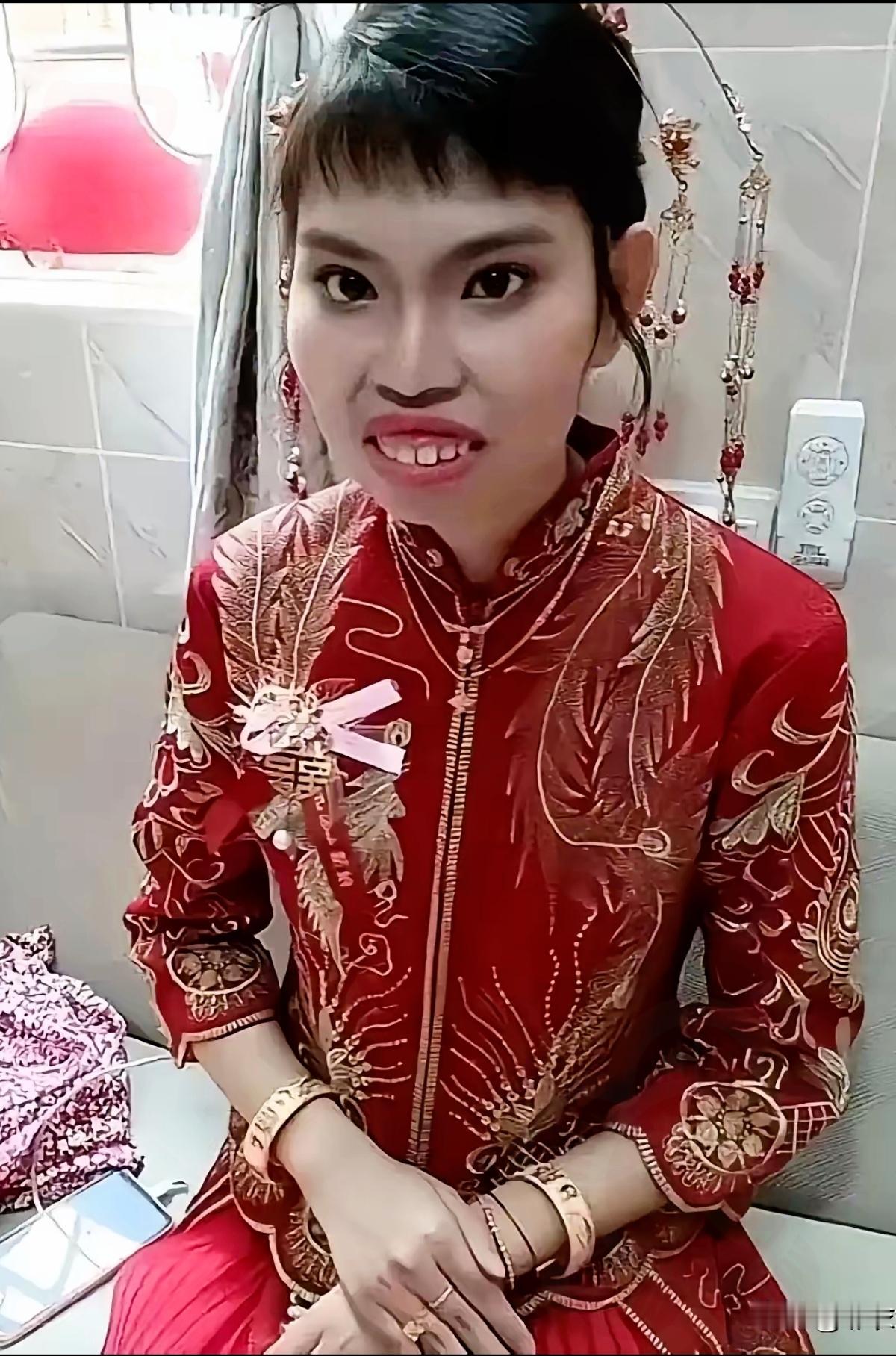 广东这场婚礼太戳人了！新郎三十多岁终于喜娶佳人，新娘面对镜头大方微笑，即便容貌不