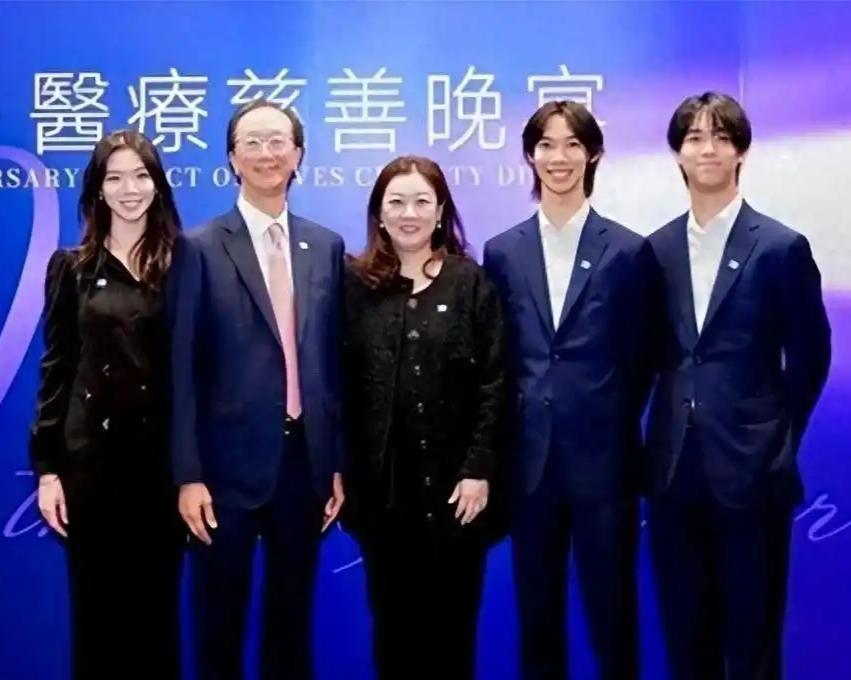 74岁的梁锦松与48岁的伏明霞携三子女罕见同框，时光温柔，爱意长存，羡煞旁人！